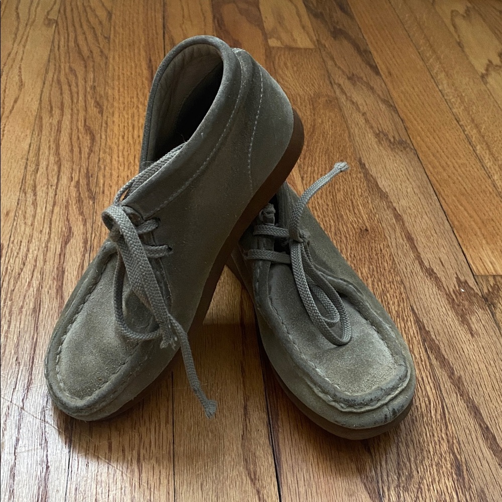 Clarks Wallabee Boot- kids: size 1: maple suede